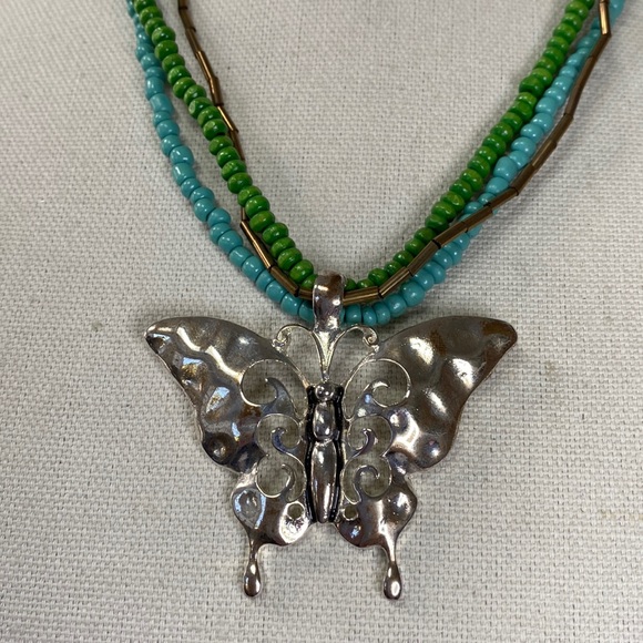 Large shiny silvertone butterfly pendant necklace - Picture 1 of 9